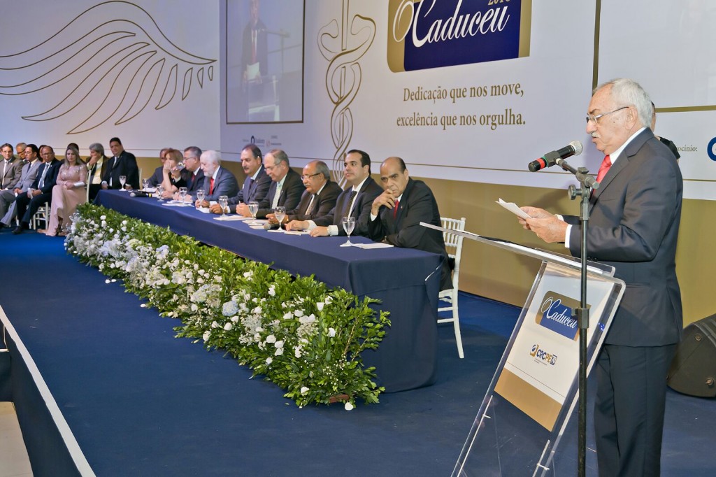 mesa-martonio-falando