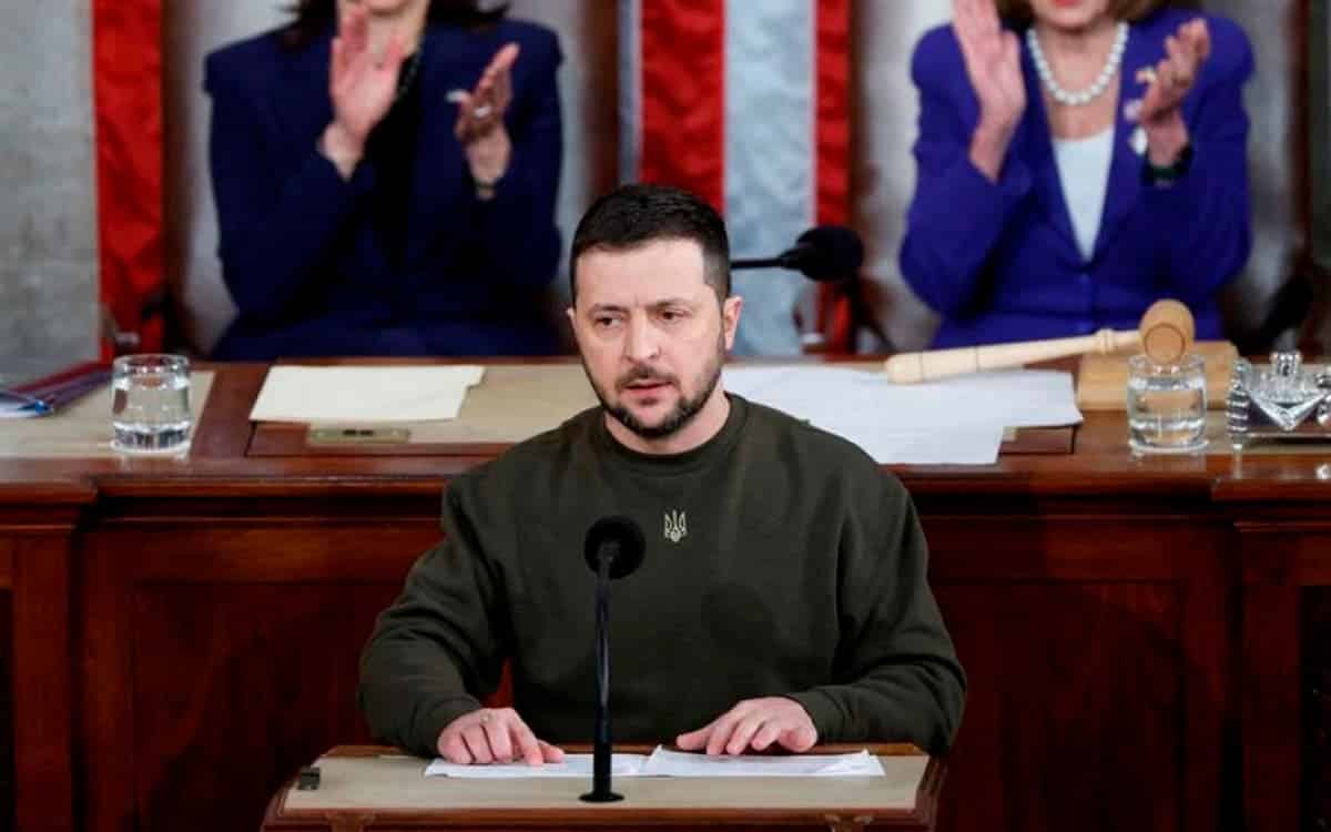 O presidente da Ucrânia, Volodymyr Zelenskiy, discursa em uma reunião conjunta do Congresso dos EUA na Câmara do Capitólio dos EUA em Washington, EUA, 21 de dezembro de 2022. Ao fundo, a vice-presidente dos EUA, Khamala Harrys e a presidente da Câmara, Nancy PelosiCredit...Foto: Reuters/Evelyn Hockstein