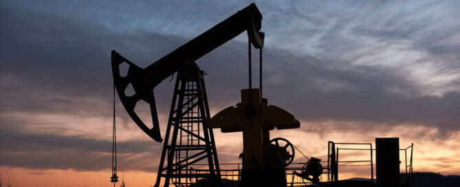 Petróleo mais caro faz governo rever inflação para 2026