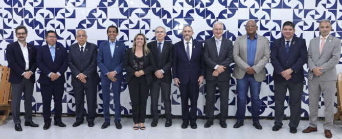 Representantes da AIC discutem educação continuada em visita técnica na UnB